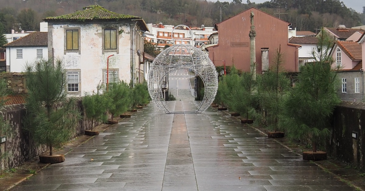 Em arcos de valdevez pode "adotar" e decorar um dos "pinheirinhos de natal" espalhados nas ruas