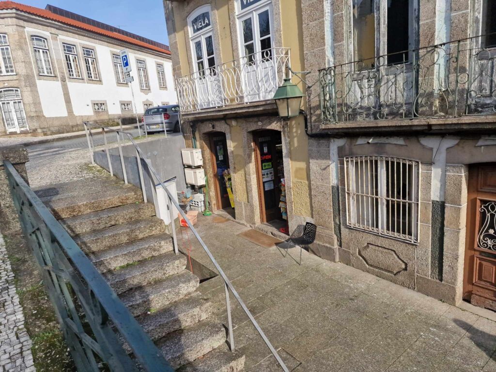 Guimarães: vandalizam minimercado do bangladesh com símbolos nazis 11 Guimarães: vandalizam minimercado do bangladesh com símbolos nazis