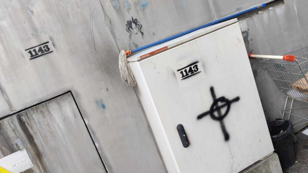 Guimarães: vandalizam minimercado do bangladesh com símbolos nazis 8 Guimarães: vandalizam minimercado do bangladesh com símbolos nazis