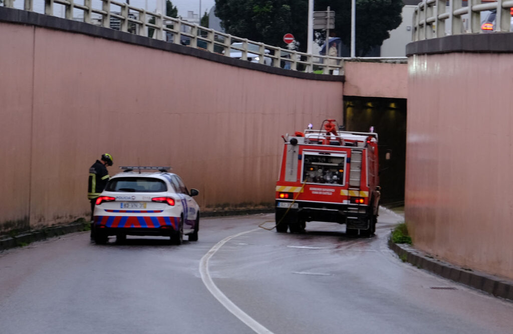 Mulher ferida em colisão entre autocarro e automóvel que fechou túnel em viana por três horas 9 Mulher ferida em colisão entre autocarro e automóvel que fechou túnel em viana por três horas
