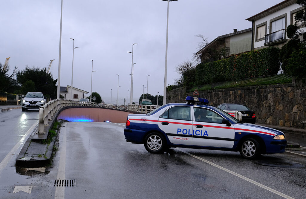 Mulher ferida em colisão entre autocarro e automóvel que fechou túnel em viana por três horas 6 Mulher ferida em colisão entre autocarro e automóvel que fechou túnel em viana por três horas