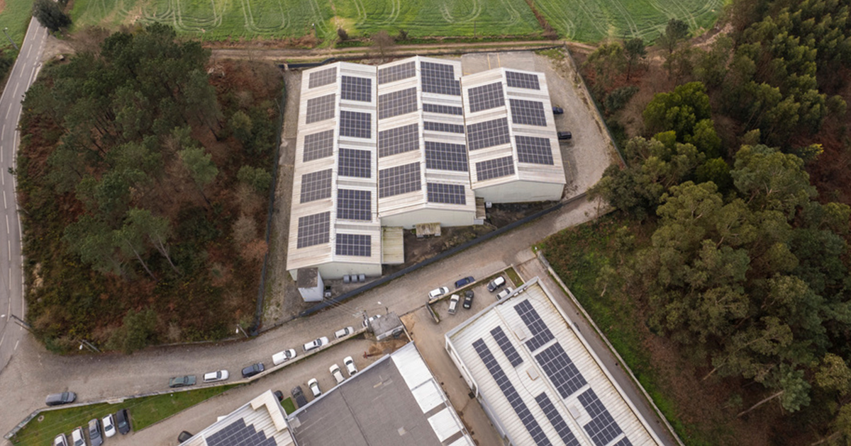 Têxtil de famalicão forra o telhado com painéis fotovoltaicos