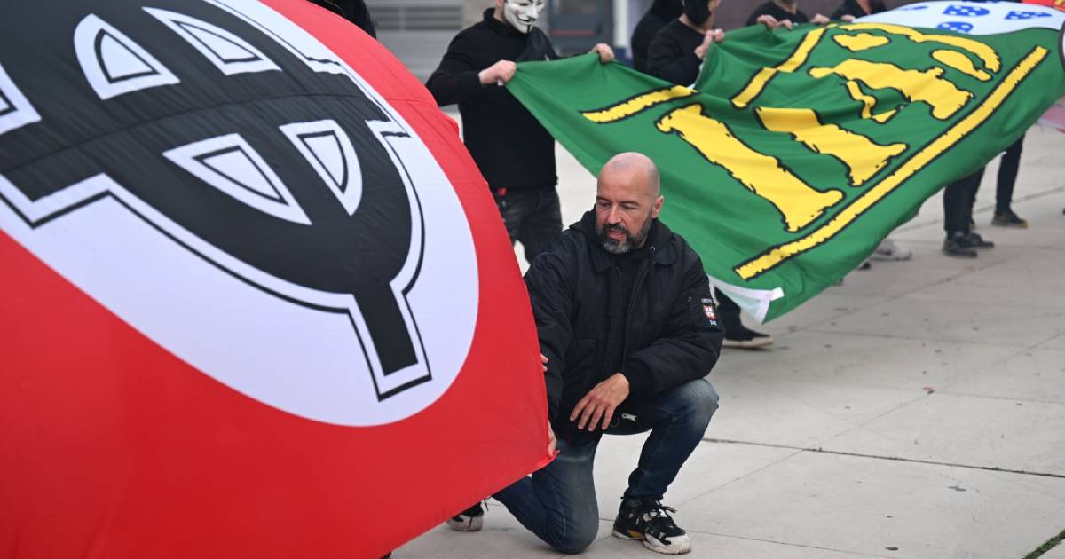 Fascistas e anti-racistas manifestam-se a 500 metros de distância uns dos outros no porto