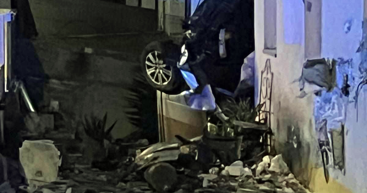 Carro preso entre casas após violento despiste na póvoa de lanhoso