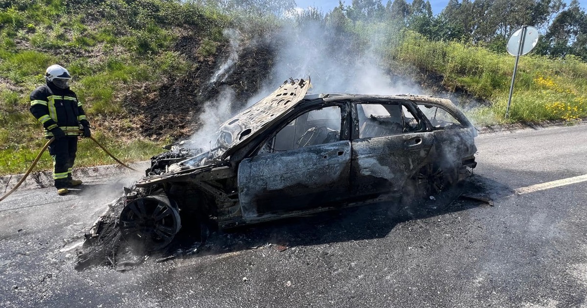Carro completamente destruído pelas chamas em arcos de valdevez