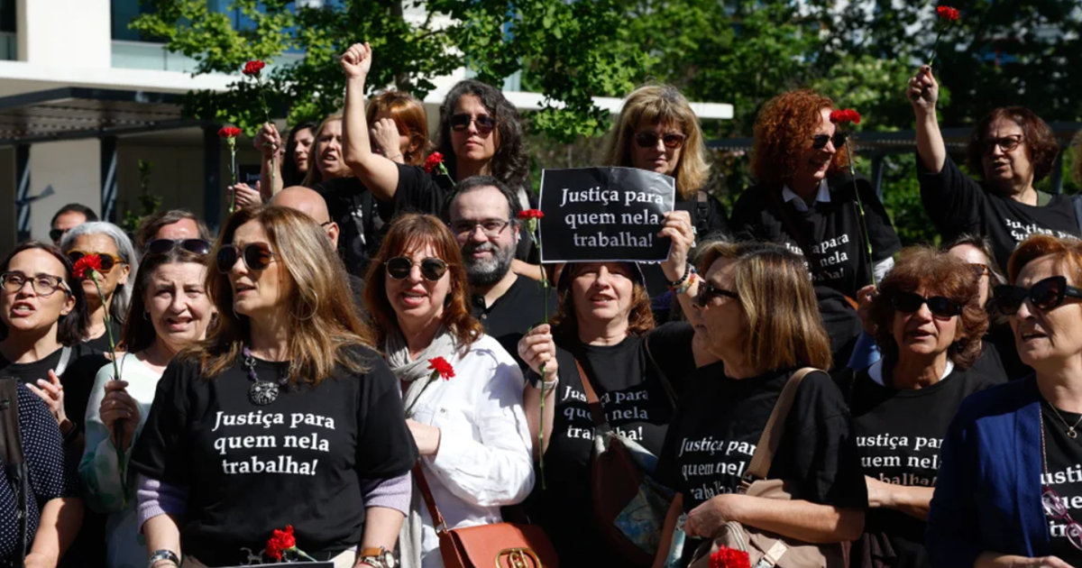 Funcionários judiciais em protesto esperam por 25 de abril para a classe
