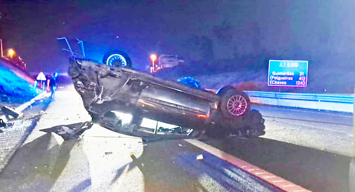 Aparatoso despiste seguido de capotamento faz um ferido na a7