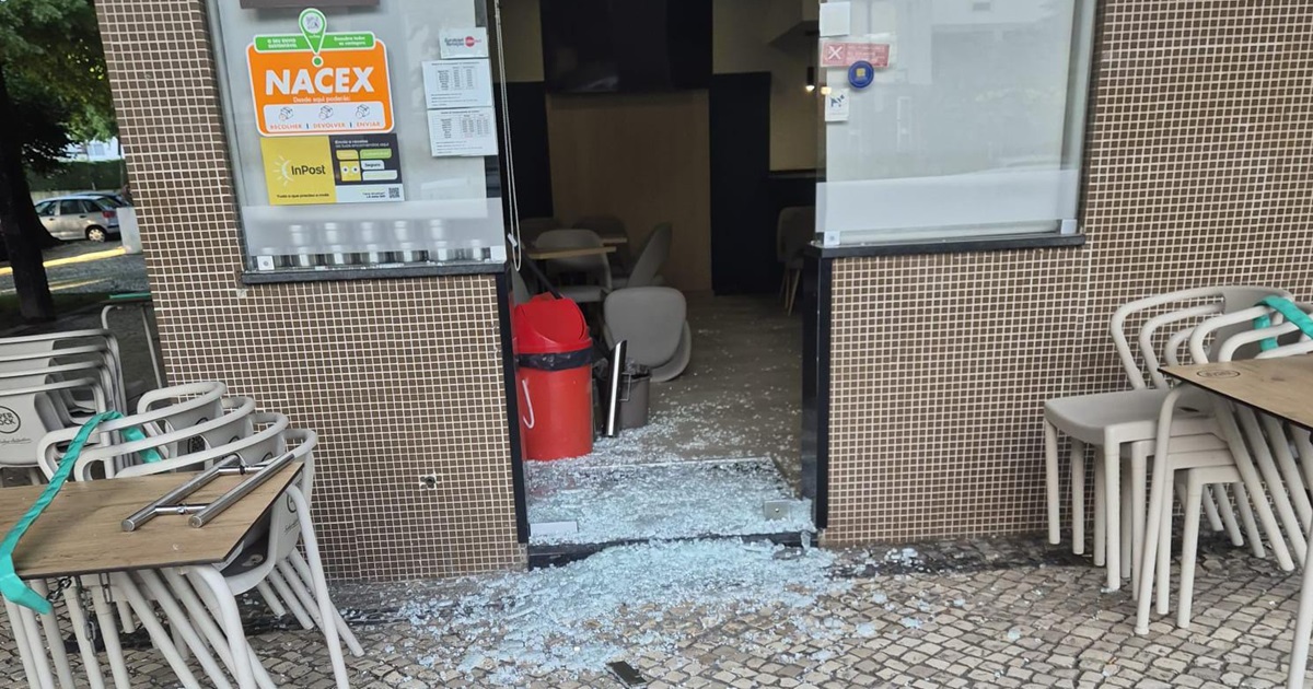 Rebentam porta de café em braga para roubar máquina de pagamento automático