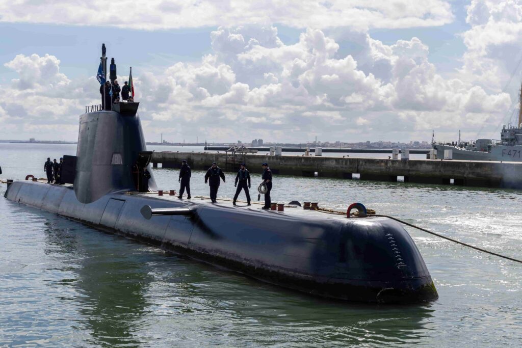 Ministro de famalicão dormiu no submarino português que fez história no ártico