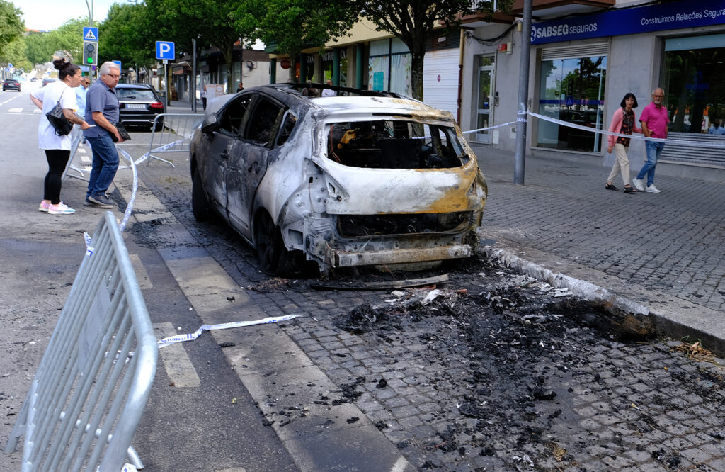 Incêndio destrói dois carros em viana. Pj investiga
