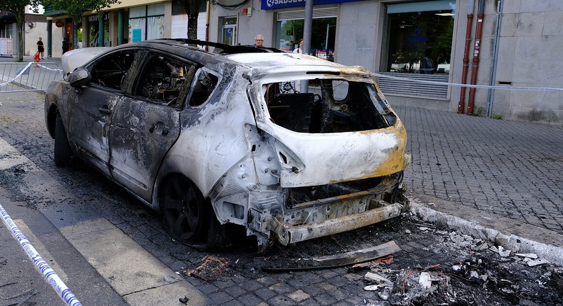 Incêndio destrói dois carros em viana. Pj investiga
