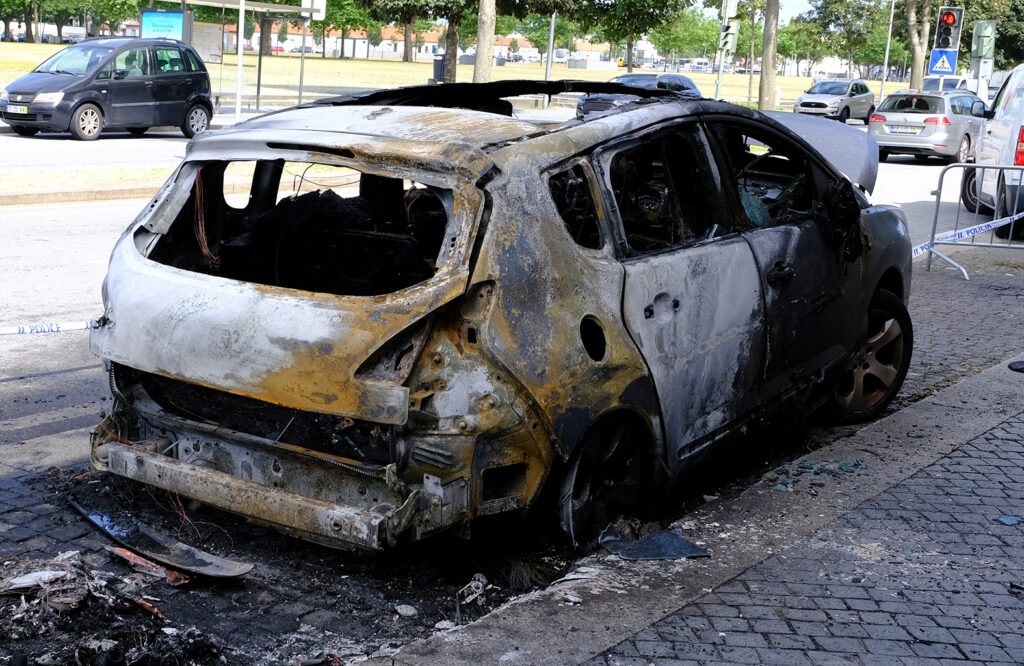 Incêndio destrói dois carros em viana. Pj investiga