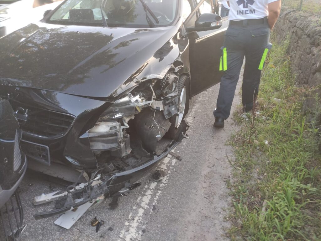 Técnicas do inem feridas em colisão com três carros na estrada barcelos-prado 9 Técnicas do inem feridas em colisão com três carros na estrada barcelos-prado
