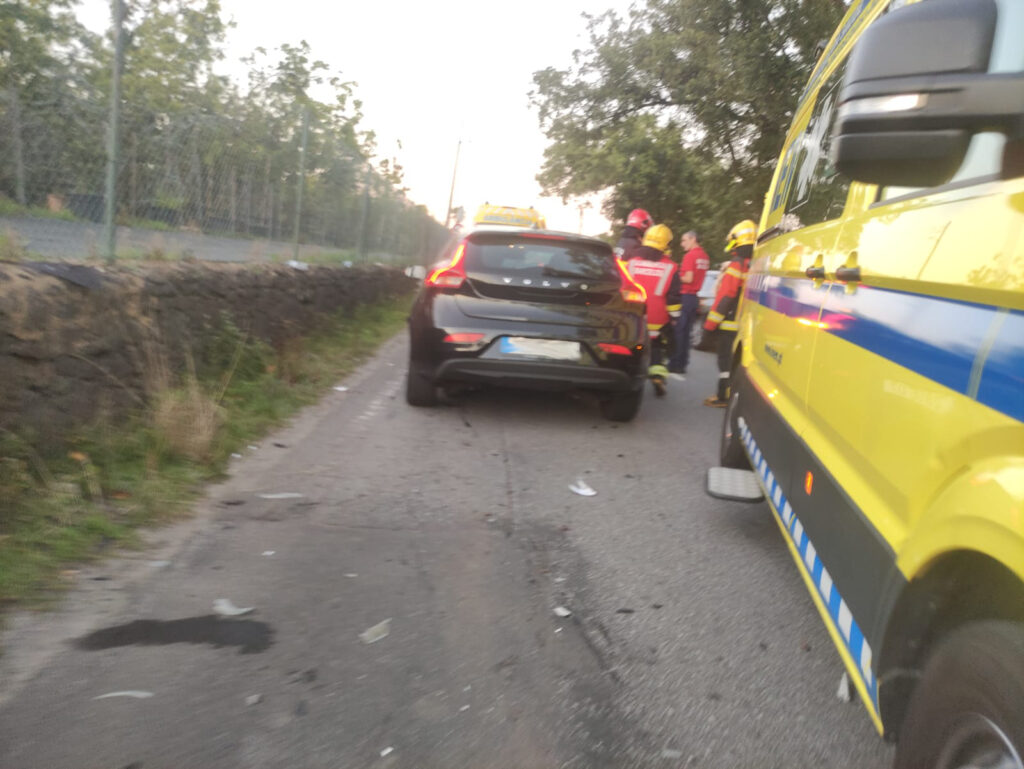Técnicas do inem feridas em colisão com três carros na estrada barcelos-prado 8 Técnicas do inem feridas em colisão com três carros na estrada barcelos-prado