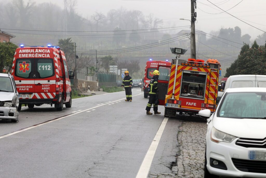 Colisão seguida de despiste contra um poste faz dois feridos em fafe 8 Colisão seguida de despiste contra um poste faz dois feridos em fafe