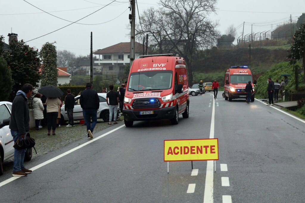 Colisão seguida de despiste contra um poste faz dois feridos em fafe 10 Colisão seguida de despiste contra um poste faz dois feridos em fafe