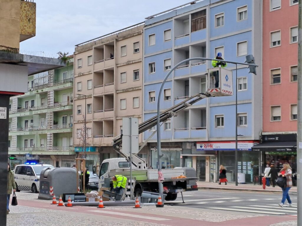 Semáforos derrubados em colisão no centro de braga já estão a ser reparados 7 Semáforos derrubados em colisão no centro de braga já estão a ser reparados