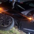 Perde controlo do carro, sobe valado e acaba sem uma roda na estrada braga-barcelos