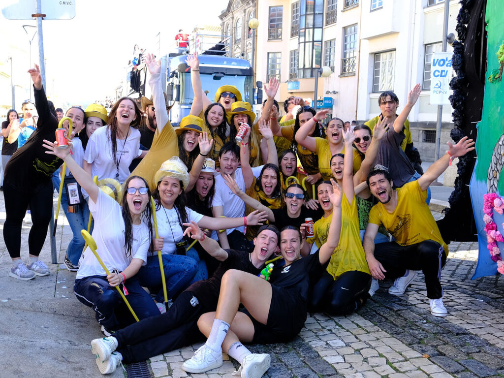 Estudantes celebram o "sonho" nas ruas de viana com lágrimas, cantorias e cerveja 30 Estudantes celebram o "sonho" nas ruas de viana com lágrimas, cantorias e cerveja