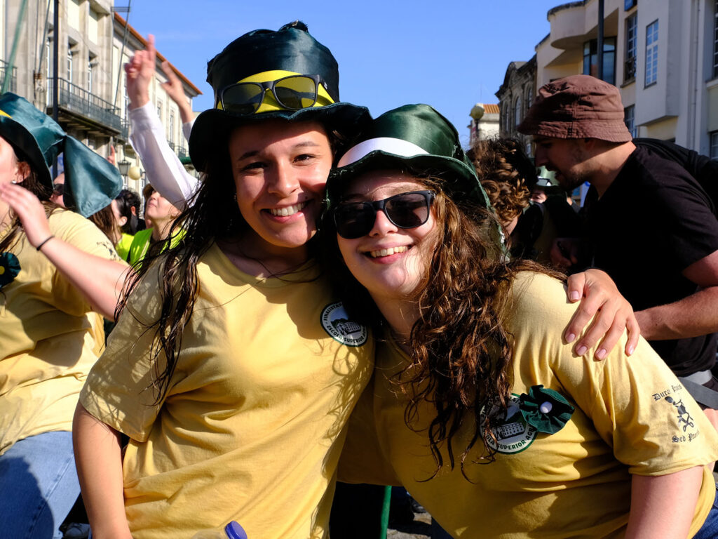 Estudantes celebram o "sonho" nas ruas de viana com lágrimas, cantorias e cerveja 29 Estudantes celebram o "sonho" nas ruas de viana com lágrimas, cantorias e cerveja