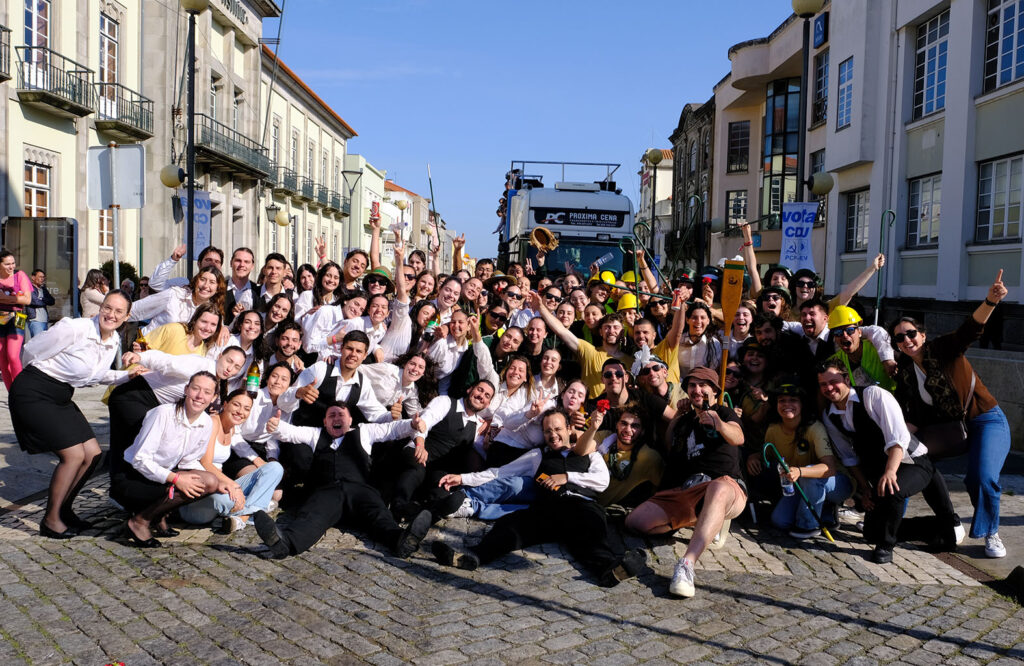 Estudantes celebram o "sonho" nas ruas de viana com lágrimas, cantorias e cerveja 28 Estudantes celebram o "sonho" nas ruas de viana com lágrimas, cantorias e cerveja
