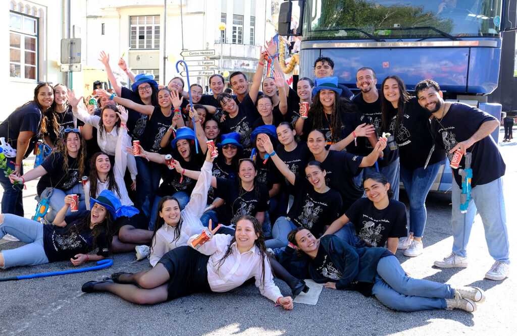 Estudantes celebram o "sonho" nas ruas de viana com lágrimas, cantorias e cerveja 27 Estudantes celebram o "sonho" nas ruas de viana com lágrimas, cantorias e cerveja