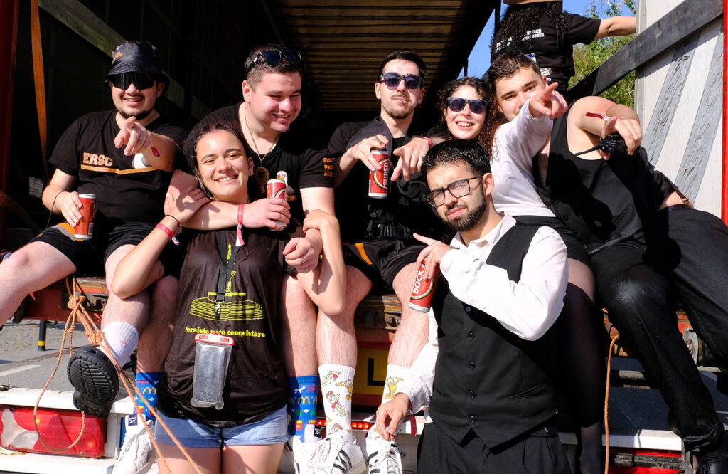 Estudantes celebram o "sonho" nas ruas de viana com lágrimas, cantorias e cerveja 26 Estudantes celebram o "sonho" nas ruas de viana com lágrimas, cantorias e cerveja