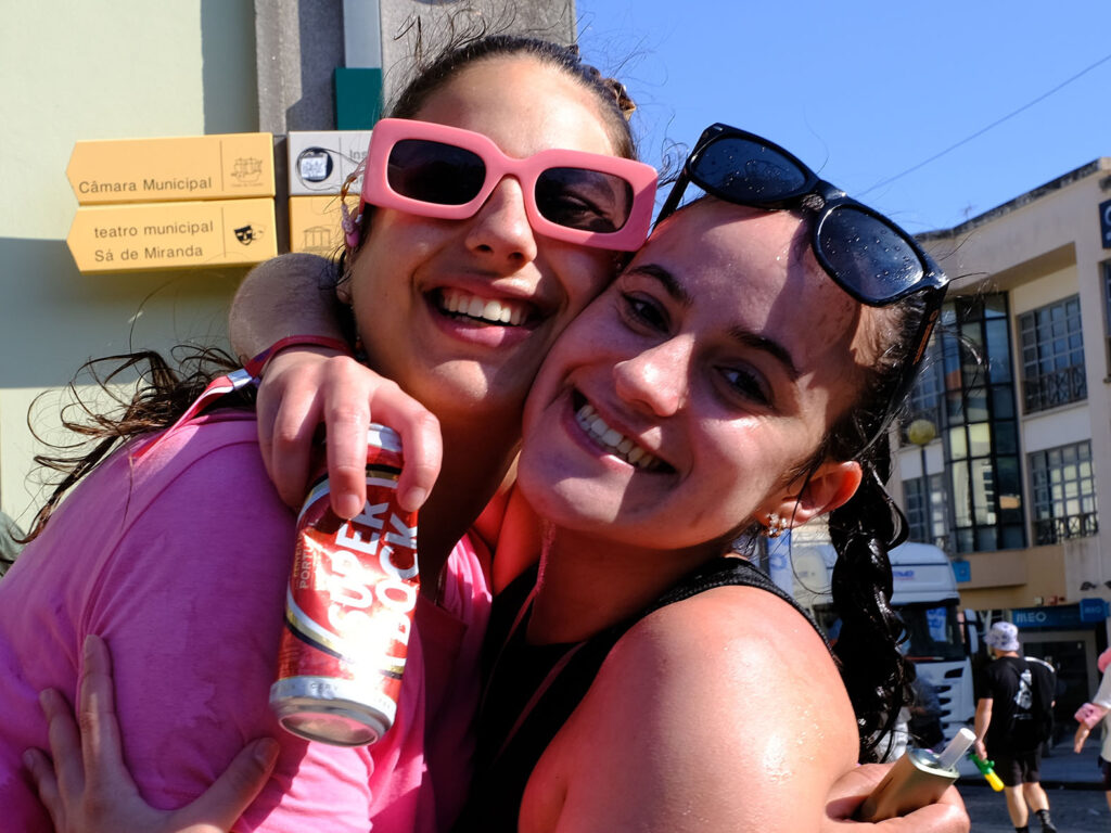 Estudantes celebram o "sonho" nas ruas de viana com lágrimas, cantorias e cerveja 24 Estudantes celebram o "sonho" nas ruas de viana com lágrimas, cantorias e cerveja