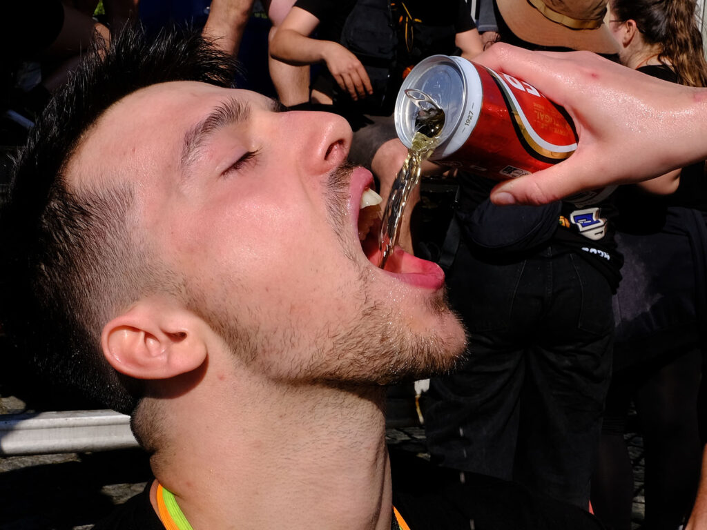 Estudantes celebram o "sonho" nas ruas de viana com lágrimas, cantorias e cerveja 23 Estudantes celebram o "sonho" nas ruas de viana com lágrimas, cantorias e cerveja