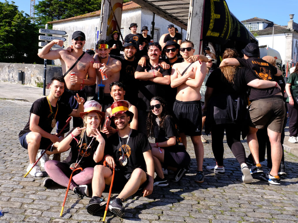 Estudantes celebram o "sonho" nas ruas de viana com lágrimas, cantorias e cerveja 22 Estudantes celebram o "sonho" nas ruas de viana com lágrimas, cantorias e cerveja
