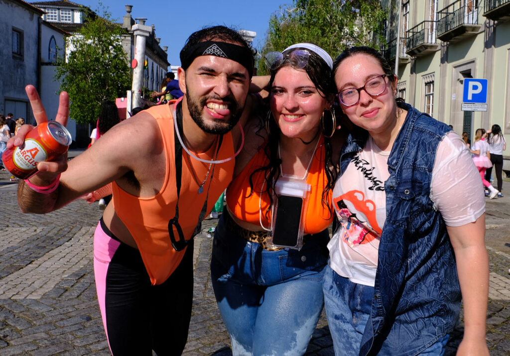 Estudantes celebram o "sonho" nas ruas de viana com lágrimas, cantorias e cerveja 38 Estudantes celebram o "sonho" nas ruas de viana com lágrimas, cantorias e cerveja