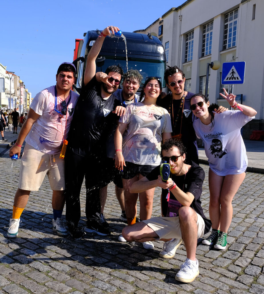 Estudantes celebram o "sonho" nas ruas de viana com lágrimas, cantorias e cerveja 20 Estudantes celebram o "sonho" nas ruas de viana com lágrimas, cantorias e cerveja