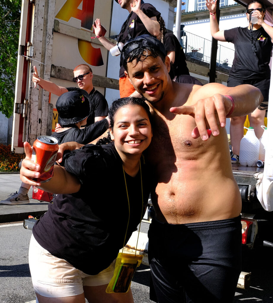 Estudantes celebram o "sonho" nas ruas de viana com lágrimas, cantorias e cerveja 19 Estudantes celebram o "sonho" nas ruas de viana com lágrimas, cantorias e cerveja