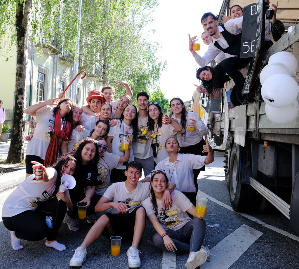Estudantes celebram o "sonho" nas ruas de viana com lágrimas, cantorias e cerveja 18 Estudantes celebram o "sonho" nas ruas de viana com lágrimas, cantorias e cerveja