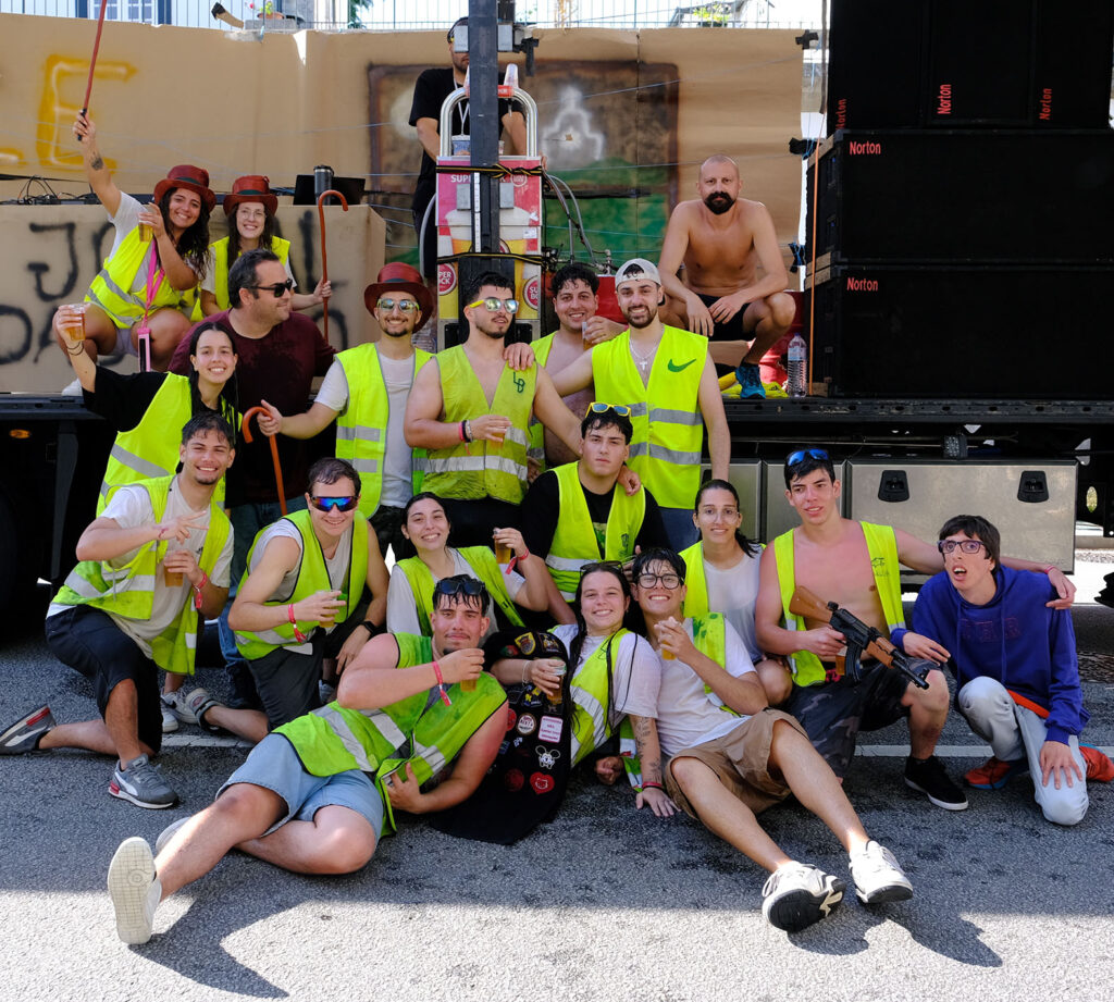 Estudantes celebram o "sonho" nas ruas de viana com lágrimas, cantorias e cerveja 17 Estudantes celebram o "sonho" nas ruas de viana com lágrimas, cantorias e cerveja