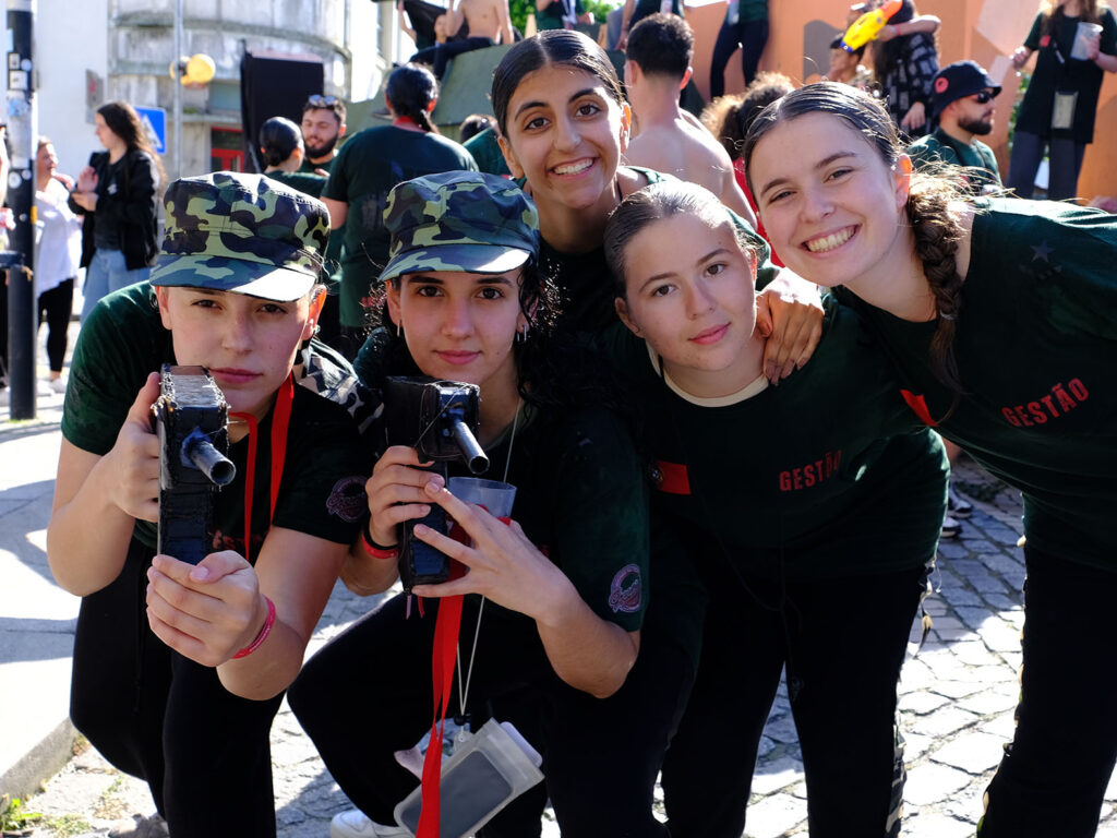 Estudantes celebram o "sonho" nas ruas de viana com lágrimas, cantorias e cerveja 16 Estudantes celebram o "sonho" nas ruas de viana com lágrimas, cantorias e cerveja