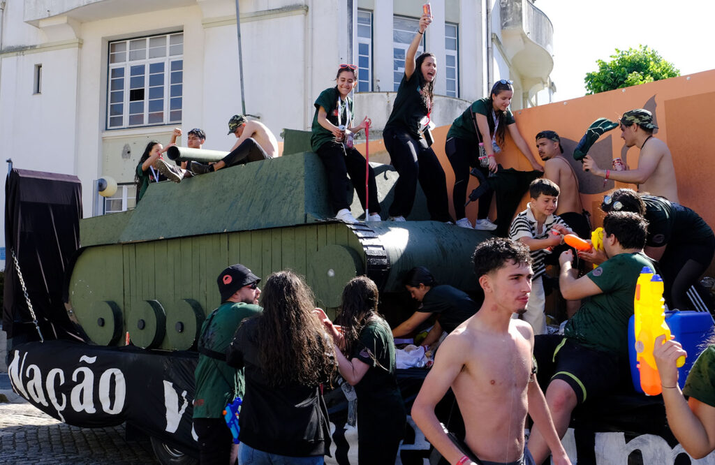 Estudantes celebram o "sonho" nas ruas de viana com lágrimas, cantorias e cerveja 14 Estudantes celebram o "sonho" nas ruas de viana com lágrimas, cantorias e cerveja