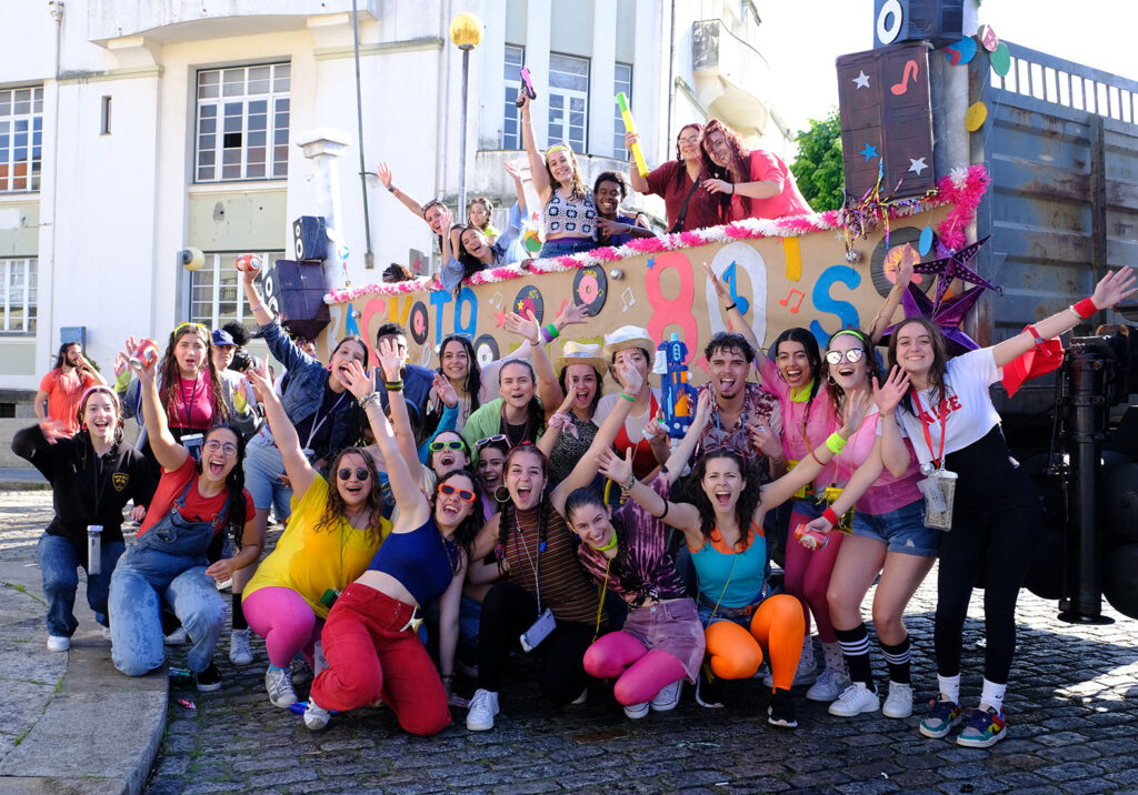 Estudantes celebram o "sonho" nas ruas de viana com lágrimas, cantorias e cerveja 37 Estudantes celebram o "sonho" nas ruas de viana com lágrimas, cantorias e cerveja