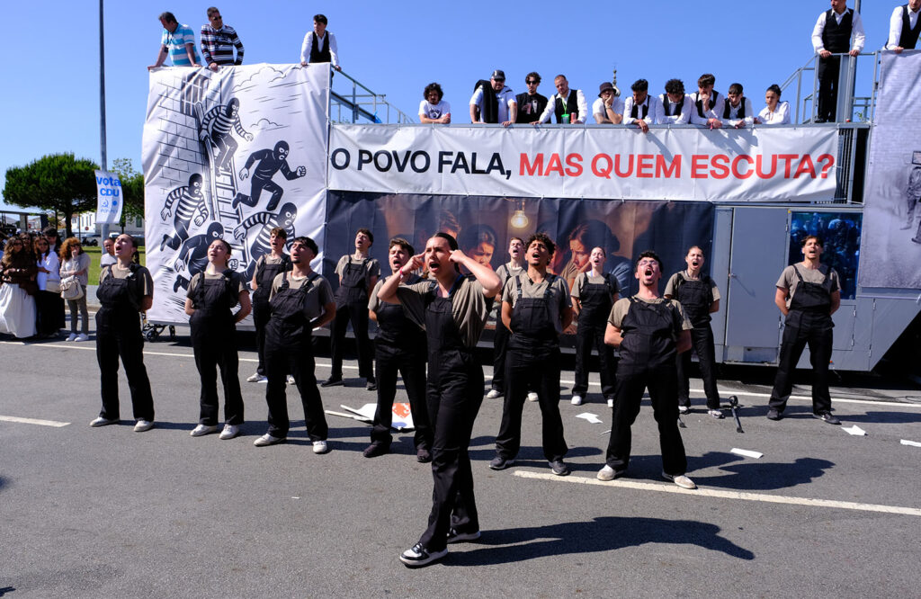 Estudantes celebram o "sonho" nas ruas de viana com lágrimas, cantorias e cerveja 11 Estudantes celebram o "sonho" nas ruas de viana com lágrimas, cantorias e cerveja