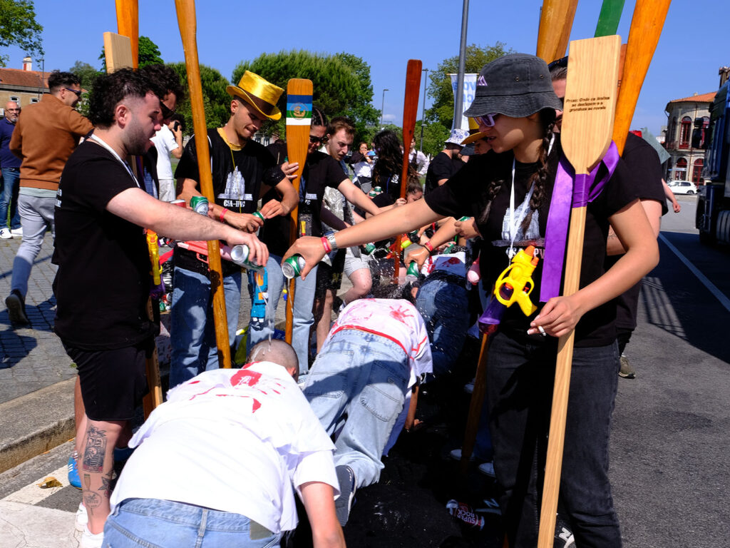 Estudantes celebram o "sonho" nas ruas de viana com lágrimas, cantorias e cerveja 9 Estudantes celebram o "sonho" nas ruas de viana com lágrimas, cantorias e cerveja