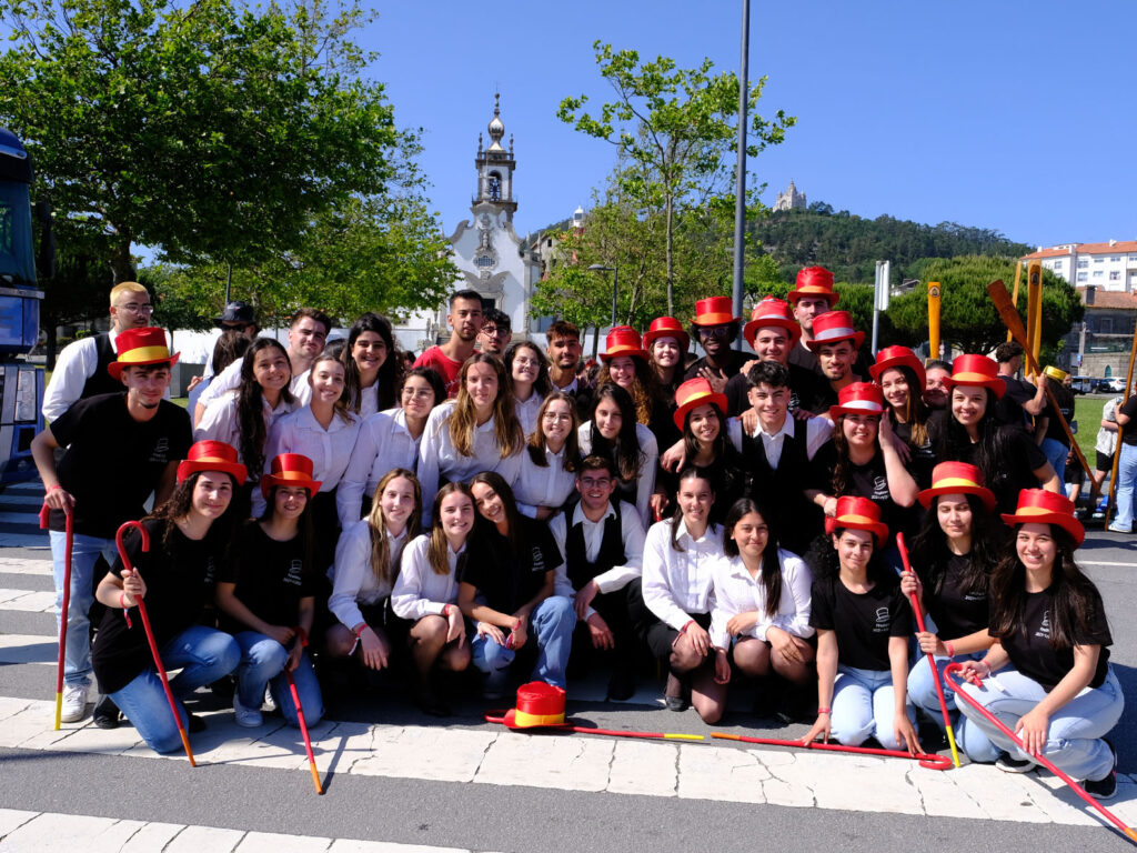 Estudantes celebram o "sonho" nas ruas de viana com lágrimas, cantorias e cerveja 8 Estudantes celebram o "sonho" nas ruas de viana com lágrimas, cantorias e cerveja