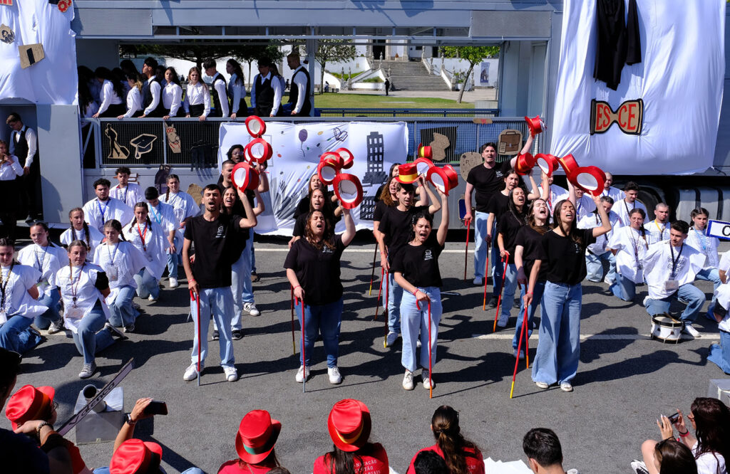 Estudantes celebram o "sonho" nas ruas de viana com lágrimas, cantorias e cerveja 7 Estudantes celebram o "sonho" nas ruas de viana com lágrimas, cantorias e cerveja