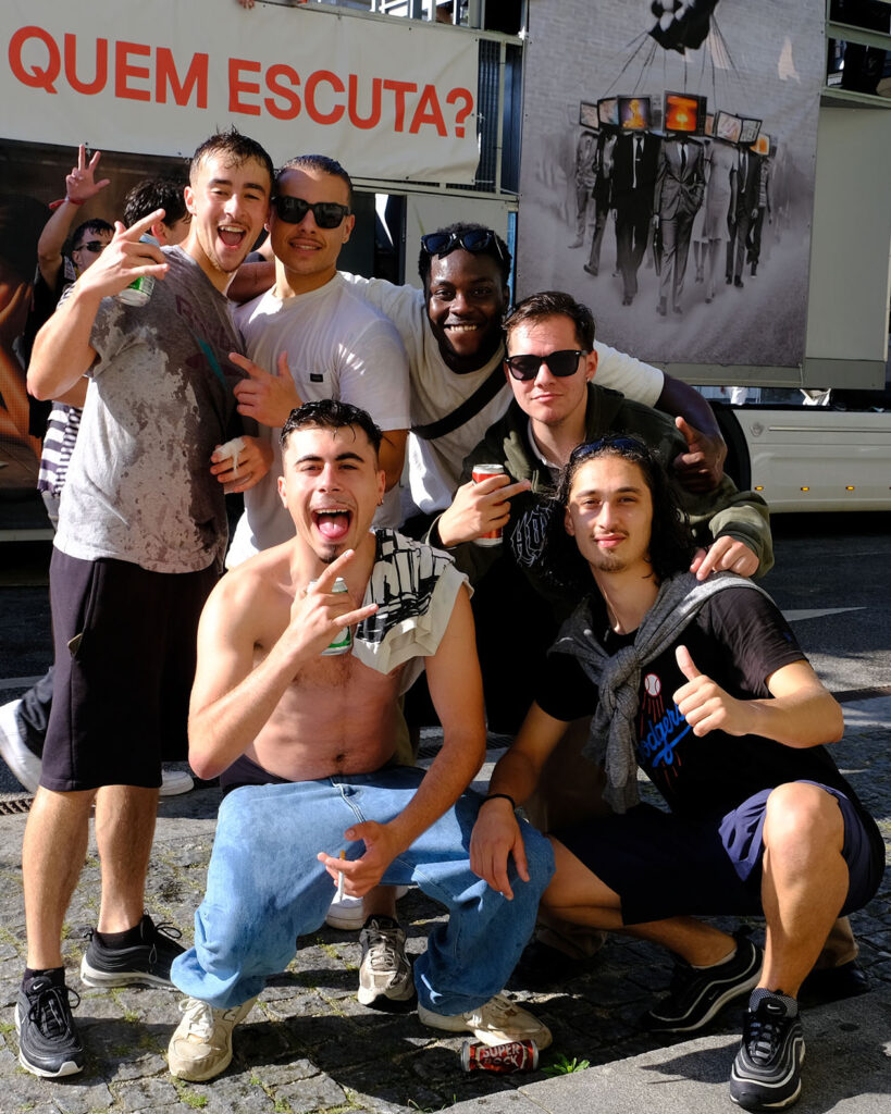Estudantes celebram o "sonho" nas ruas de viana com lágrimas, cantorias e cerveja 36 Estudantes celebram o "sonho" nas ruas de viana com lágrimas, cantorias e cerveja
