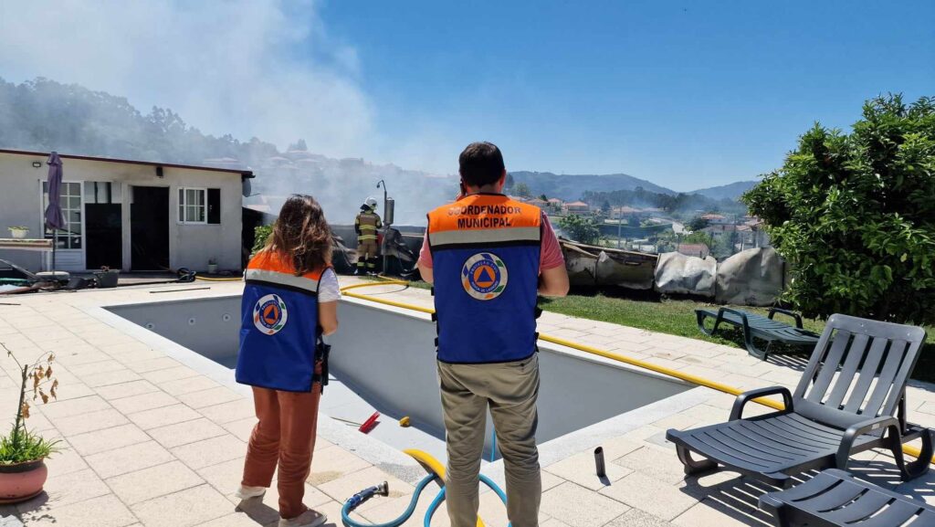 Carros, motas e caravana ardem em oficina na póvoa de lanhoso 11 Carros, motas e caravana ardem em oficina na póvoa de lanhoso