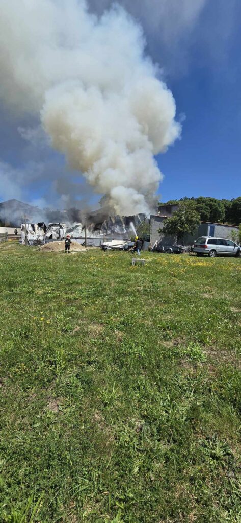 Carros, motas e caravana ardem em oficina na póvoa de lanhoso 10 Carros, motas e caravana ardem em oficina na póvoa de lanhoso