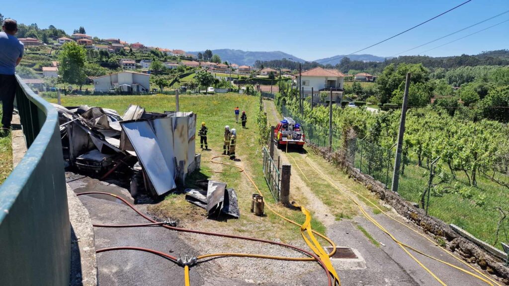 Carros, motas e caravana ardem em oficina na póvoa de lanhoso 6 Carros, motas e caravana ardem em oficina na póvoa de lanhoso