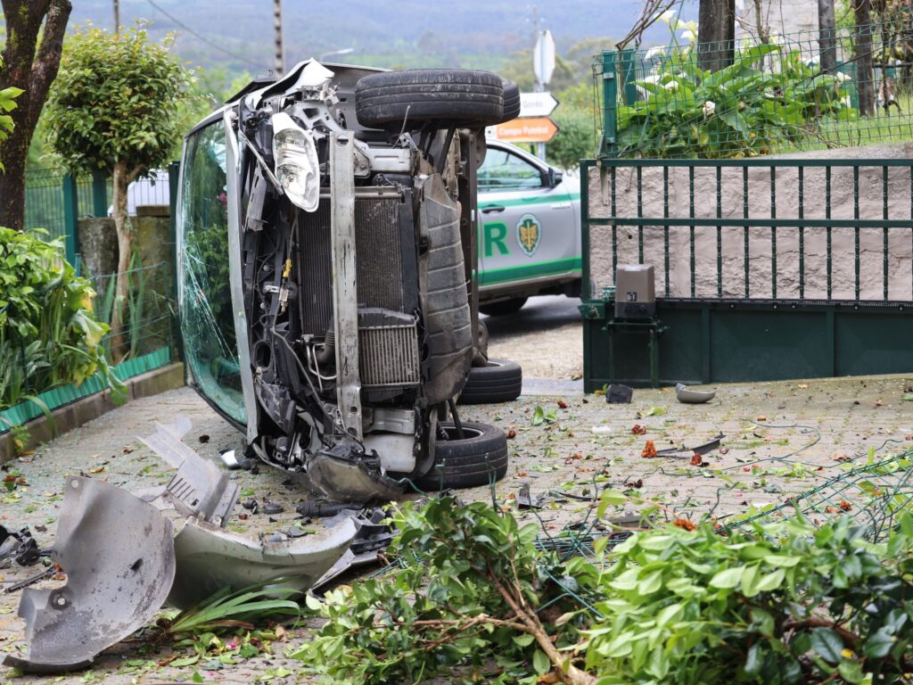Despista-se e 'voa' para o quintal de casa em fafe 6 Despista-se e 'voa' para o quintal de casa em fafe