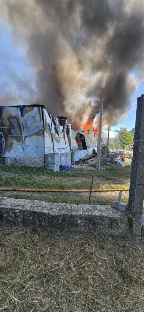 Carros, motas e caravana ardem em oficina na póvoa de lanhoso 7 Carros, motas e caravana ardem em oficina na póvoa de lanhoso