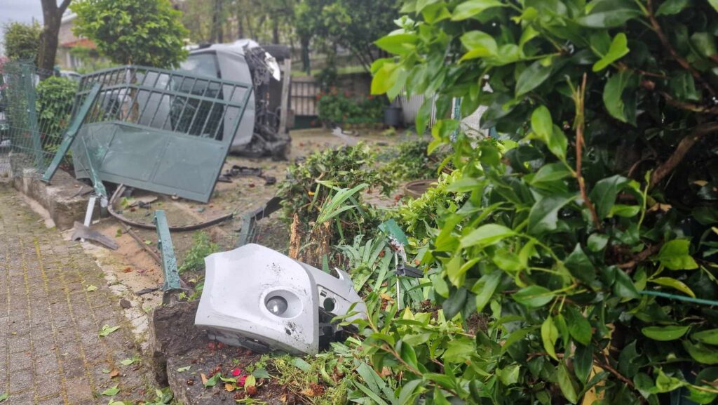Despista-se e 'voa' para o quintal de casa em fafe 9 Despista-se e 'voa' para o quintal de casa em fafe
