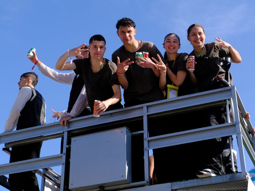 Estudantes celebram o "sonho" nas ruas de viana com lágrimas, cantorias e cerveja 34 Estudantes celebram o "sonho" nas ruas de viana com lágrimas, cantorias e cerveja